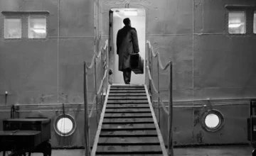 Una miniserie de Netflix que aborda la complejidad del hombre que se convierte en el centro de una trama psicológica y moralmente ambigua, ambientada en Italia durante los años 60.