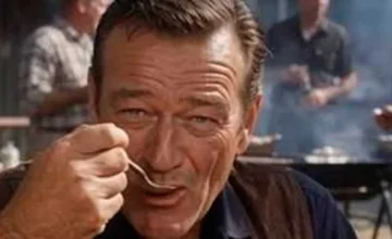 Durante los años 40 y 50, John Wayne integró la cocina como parte esencial de su rutina diaria, especialmente en momentos de trabajo o en compañía de sus seres queridos.