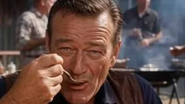 Durante los años 40 y 50, John Wayne integró la cocina como parte esencial de su rutina diaria, especialmente en momentos de trabajo o en compañía de sus seres queridos.