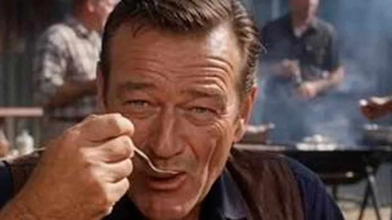 Durante los años 40 y 50, John Wayne integró la cocina como parte esencial de su rutina diaria, especialmente en momentos de trabajo o en compañía de sus seres queridos.