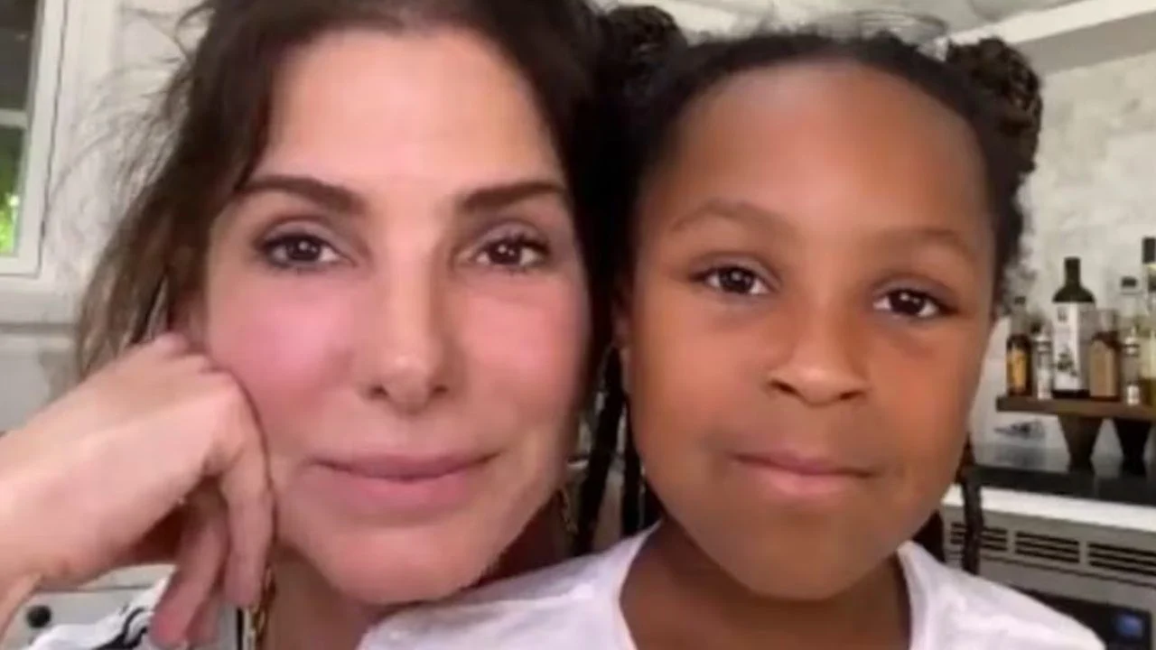 Después del fallecimiento de su esposo, Sandra Bullock enfrenta el duelo y busca nuevas conexiones, con la ayuda de sus hijos quienes le dan orientación en el proceso de.