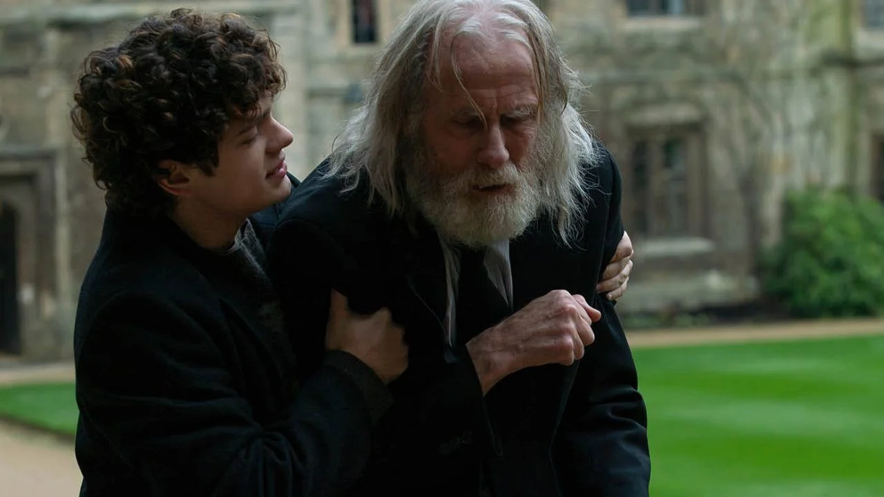 El director Pablo Trapero trabaja en una adaptación cinematográfica de una novela que aborda la relación familiar y el aislamiento emocional de un hombre durante su último periodo.
