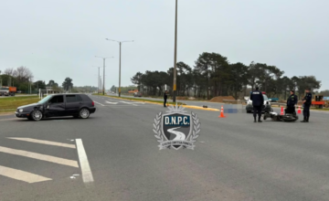 Operativo de la Policía Científica y ambulancia trabajando tras un choque vial en Canelones.