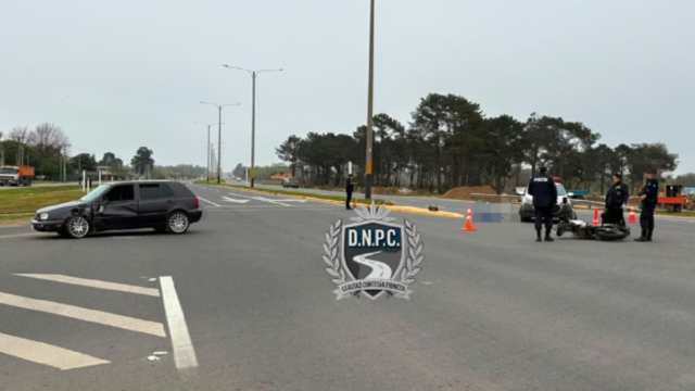 Operativo de la Policía Científica y ambulancia trabajando tras un choque vial en Canelones.