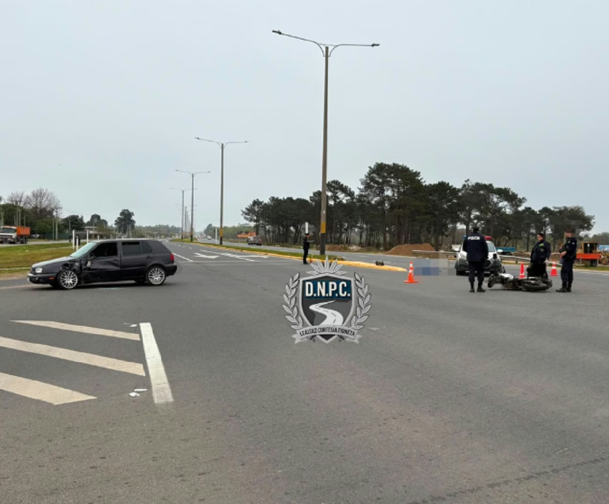Operativo de la Policía Científica y ambulancia trabajando tras un choque vial en Canelones.