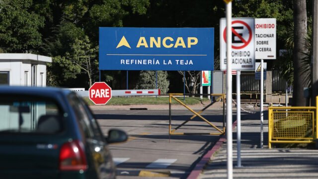 Instalaciones industriales de refinación de combustible bajo el cielo de Montevideo.