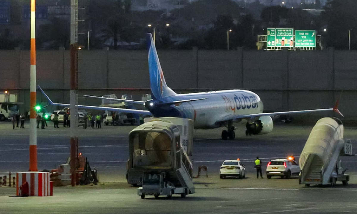 Pasajero del vuelo de Flydubai recibido por autoridades israelíes en el aeropuerto.