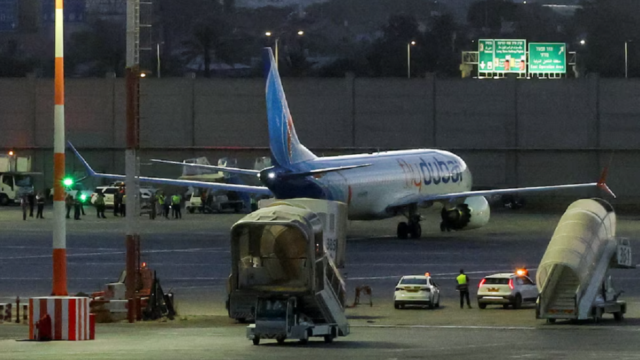 Pasajero del vuelo de Flydubai recibido por autoridades israelíes en el aeropuerto.