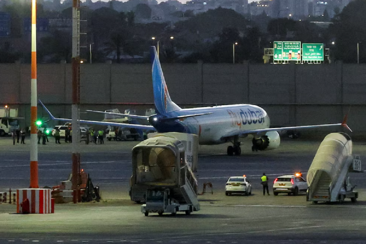 Pasajero del vuelo de Flydubai recibido por autoridades israelíes en el aeropuerto.