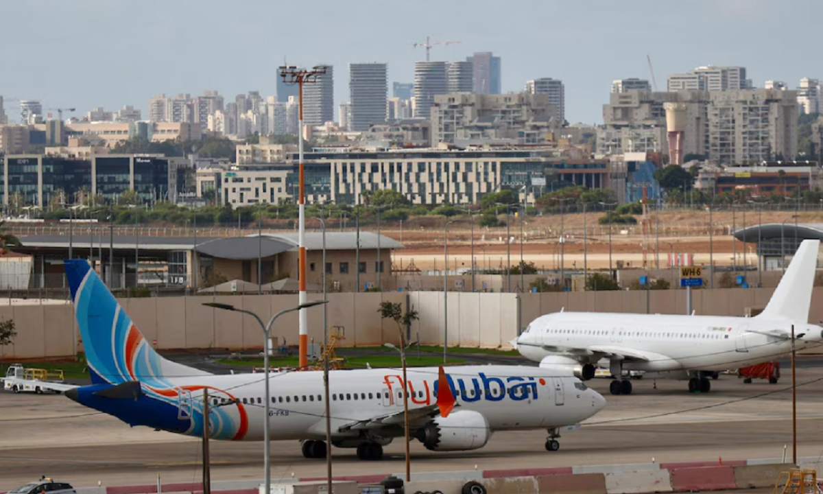 Avión comercial de la aerolínea Flydubai detenido en la pista de aterrizaje.