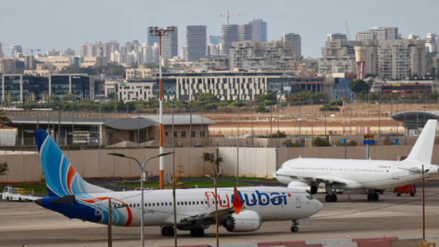 Avión comercial de la aerolínea Flydubai detenido en la pista de aterrizaje.