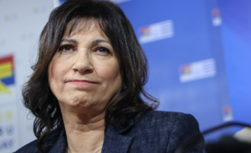 Blanca Rodríguez sentada en su banca del Senado durante una sesión de la Cámara Alta.