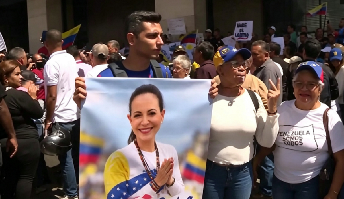 Manifestantes opositores desplegando una bandera venezolana durante una marcha en el centro de Caracas.