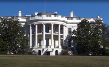 Sala de prensa de la Casa Blanca con atril presidencial e hileras de asientos para periodistas.
