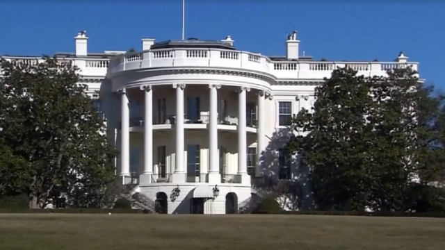 Sala de prensa de la Casa Blanca con atril presidencial e hileras de asientos para periodistas.