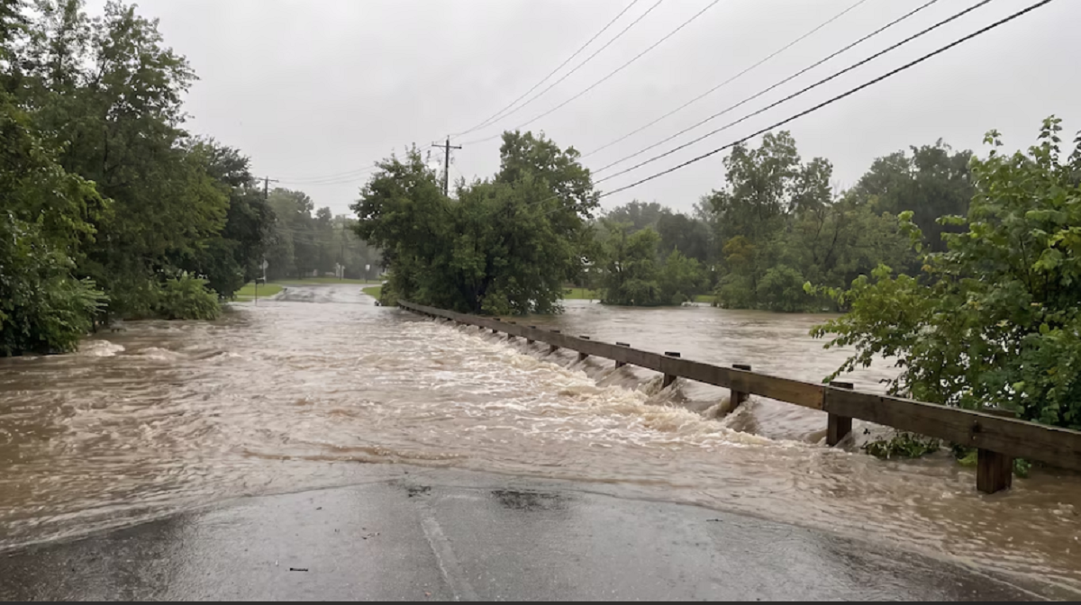 Río Paraná con caudal elevado amenazando las zonas ribereñas por lluvias intensas.