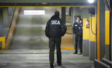 Agentes de la DEA y policía aeroportuaria patrullando una terminal internacional.