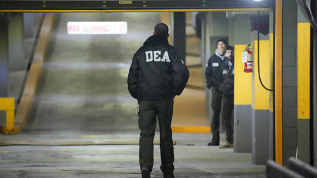 Agentes de la DEA y policía aeroportuaria patrullando una terminal internacional.