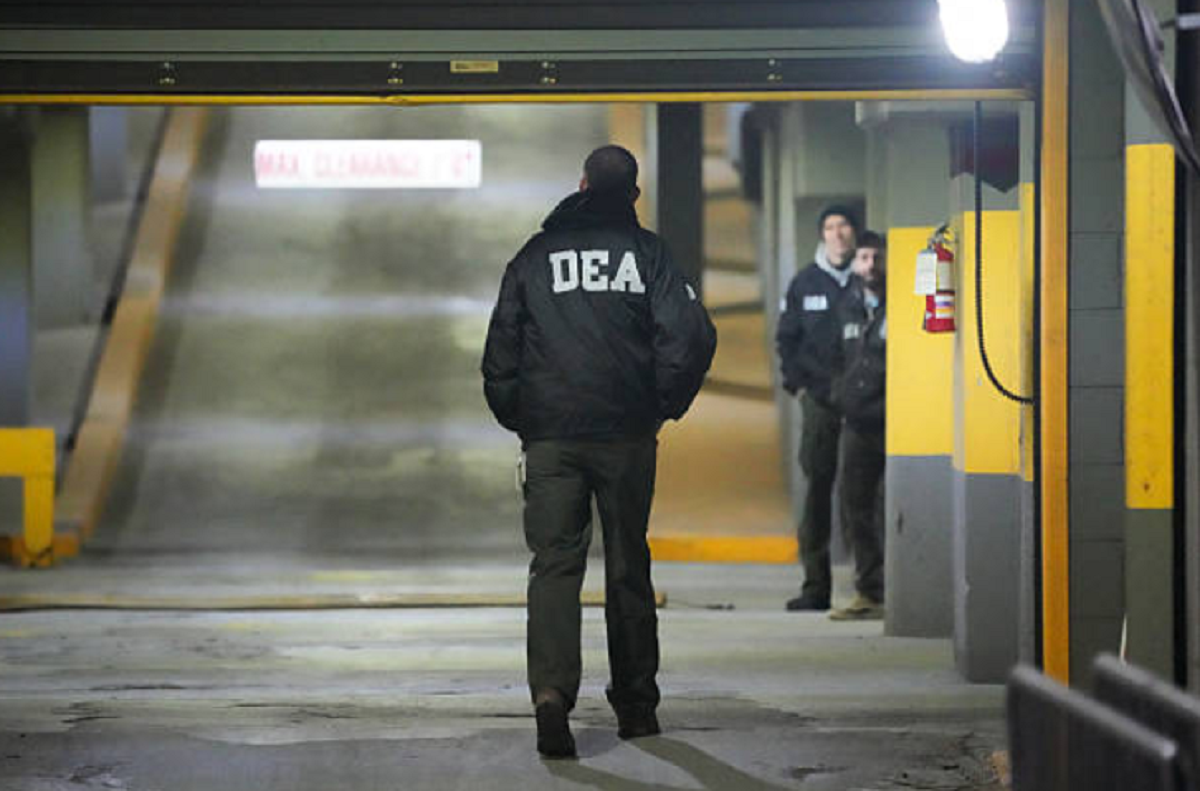 Agentes de la DEA y policía aeroportuaria patrullando una terminal internacional.