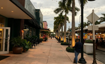 Calles y comercios vacíos en la ciudad de Doral en Florida por temor a deportaciones.
