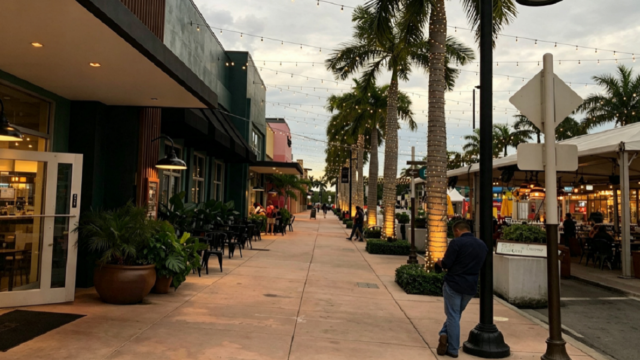 Calles y comercios vacíos en la ciudad de Doral en Florida por temor a deportaciones.