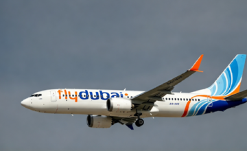 Aeronave comercial Boeing de la empresa Flydubai en la pista de aterrizaje.