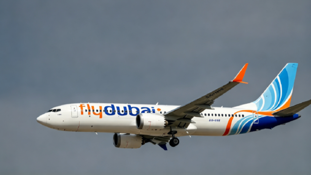 Aeronave comercial Boeing de la empresa Flydubai en la pista de aterrizaje.