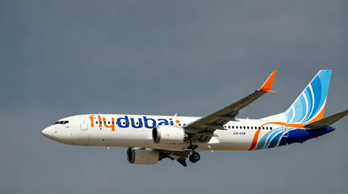 Aeronave comercial Boeing de la empresa Flydubai en la pista de aterrizaje.