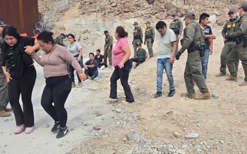 Una operación de tráfico de personas se registró en el norte de California tras el descubrimiento de un grupo de migrantes en un vehículo abandonado, luego de que su conductor.
