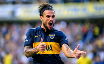 Daniel Osvaldo celebrando un gol con la camiseta de Boca Juniors en Argentina.