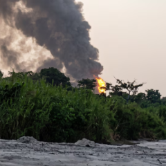 Columna de humo negro generada por la explosión en la planta de sal en México.
