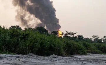 Columna de humo negro generada por la explosión en la planta de sal en México.