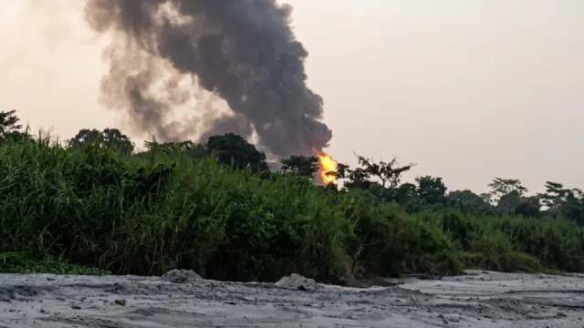 Columna de humo negro generada por la explosión en la planta de sal en México.