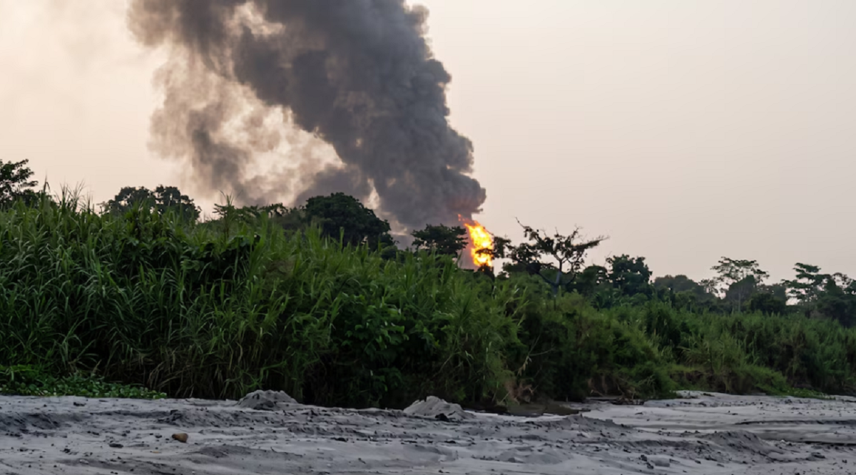 Columna de humo negro generada por la explosión en la planta de sal en México.