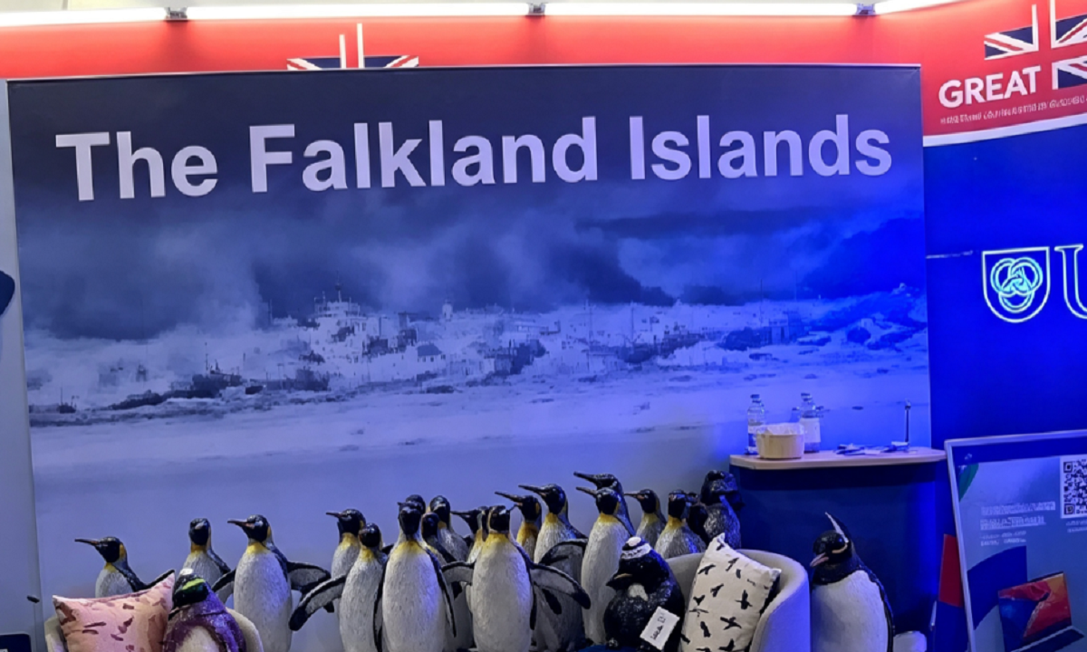 Banderas y folletería de las Islas Malvinas en la feria ganadera del Prado.