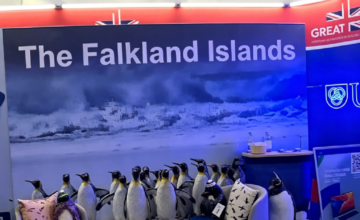Banderas y folletería de las Islas Malvinas en la feria ganadera del Prado.