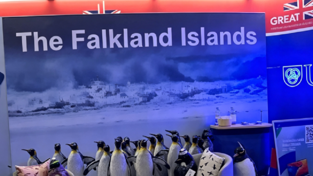 Banderas y folletería de las Islas Malvinas en la feria ganadera del Prado.