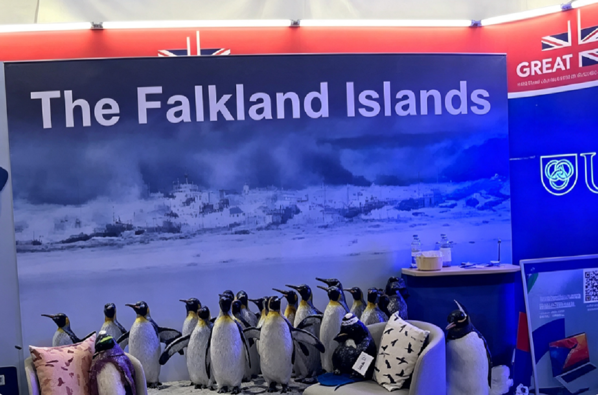 Banderas y folletería de las Islas Malvinas en la feria ganadera del Prado.