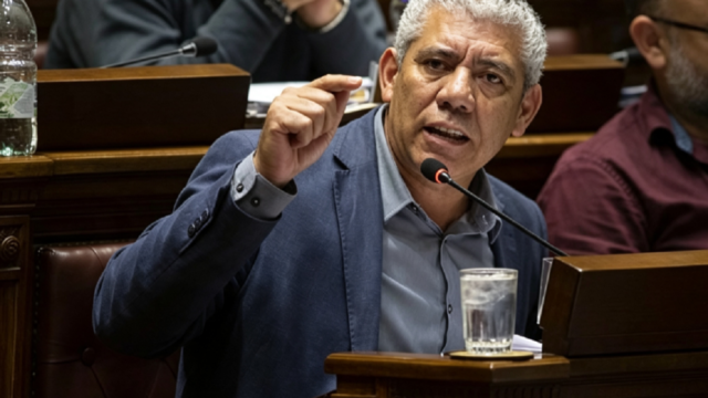 Felipe Carballo hablando en el Plenario del Frente Amplio.