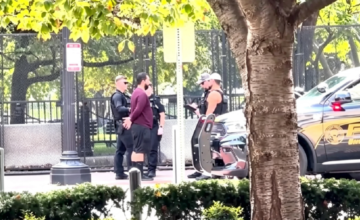 Patrullero de la policía de Florida estacionado en la escena del hecho con luces de emergencia encendidas.