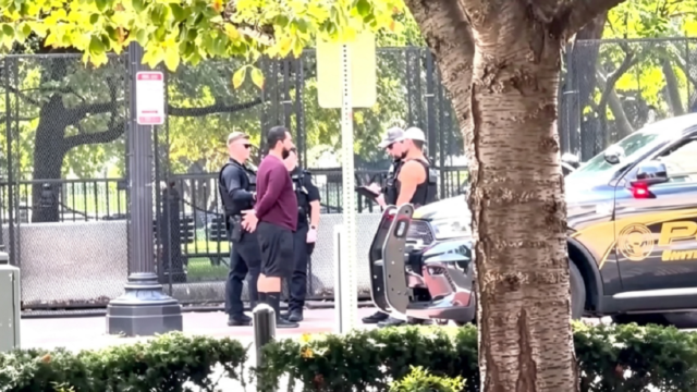 Patrullero de la policía de Florida estacionado en la escena del hecho con luces de emergencia encendidas.