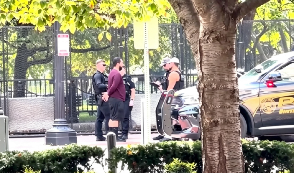 Patrullero de la policía de Florida estacionado en la escena del hecho con luces de emergencia encendidas.