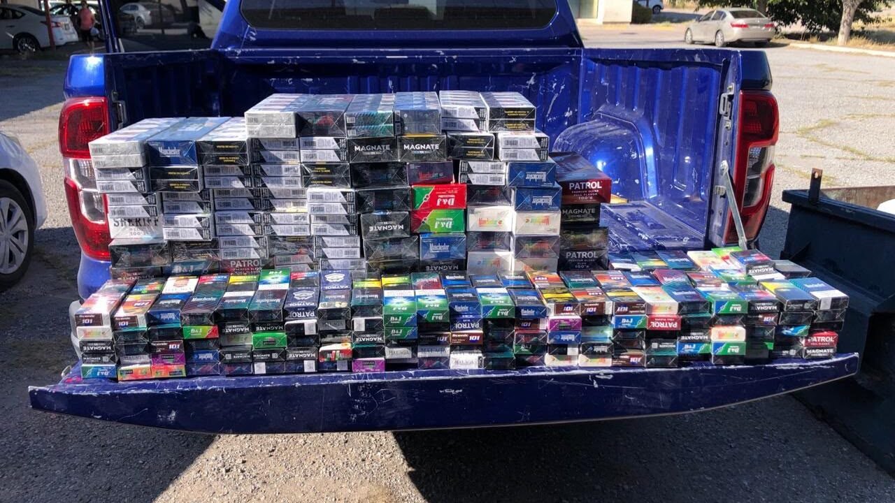En el norte de México, redes criminales que se presentan como representantes del Estado están obligando a tenderos a vender cigarrillos que no son parte del mercado legal, con.