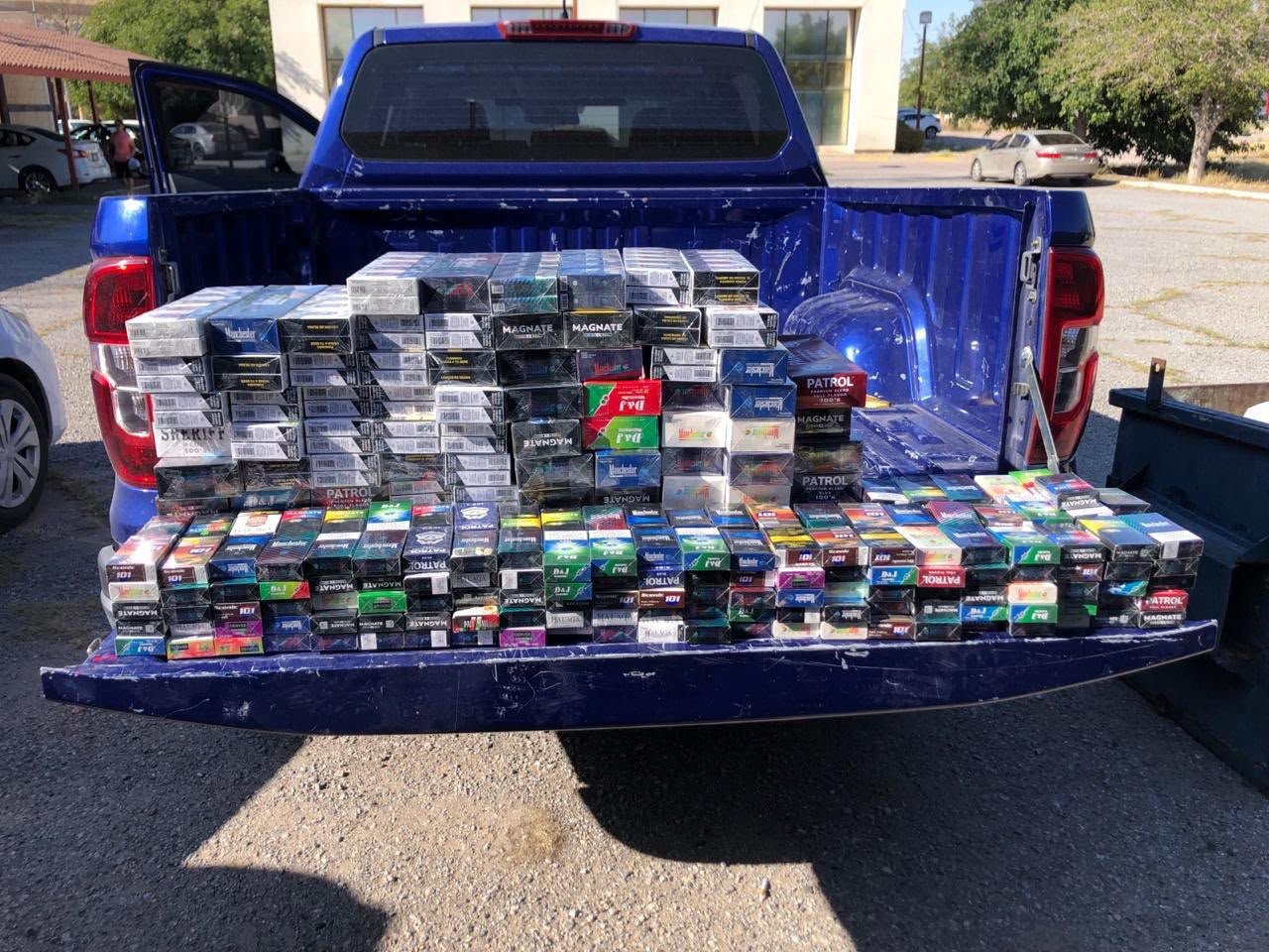 En el norte de México, redes criminales que se presentan como representantes del Estado están obligando a tenderos a vender cigarrillos que no son parte del mercado legal, con.
