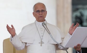 El Papa León XIV saludando a los fieles en el Vaticano antes de su operación.