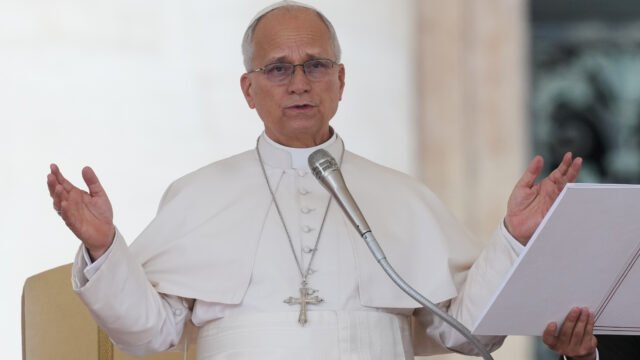 El Papa León XIV saludando a los fieles en el Vaticano antes de su operación.