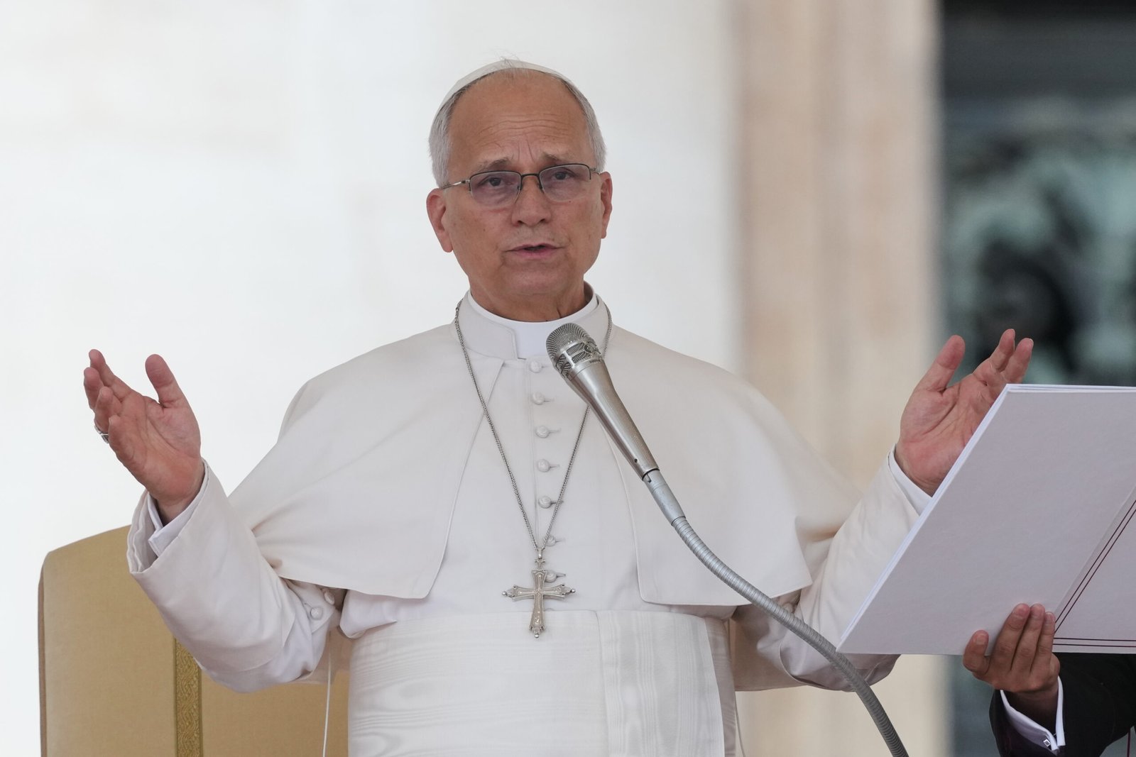 El Papa León XIV saludando a los fieles en el Vaticano antes de su operación.