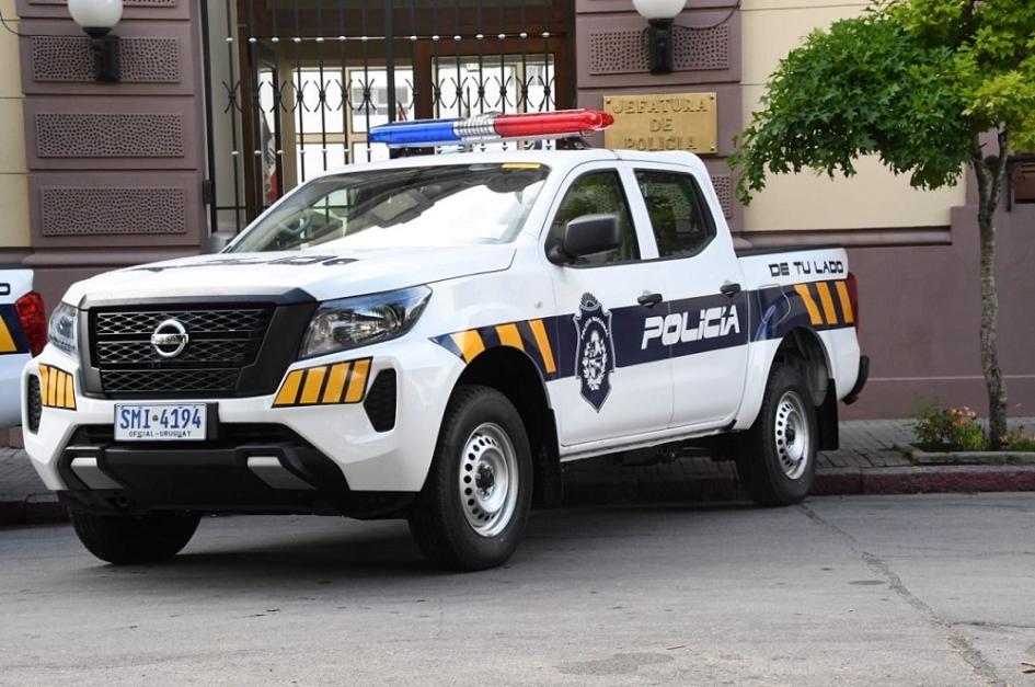 Un móvil policial apostado frente a dependencias del Ministerio del Interior.