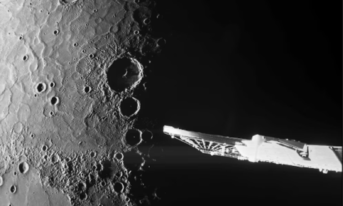 Representación artística de la nave BepiColombo aproximándose a la superficie de Mercurio