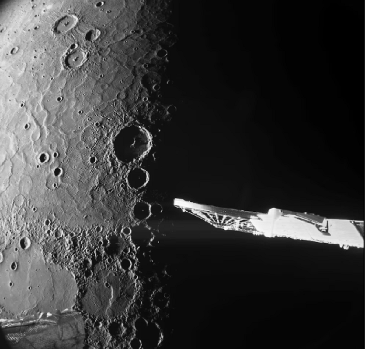 Representación artística de la nave BepiColombo aproximándose a la superficie de Mercurio